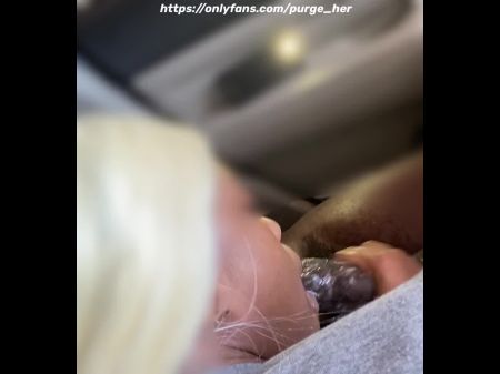 elle pleure en suçant profond